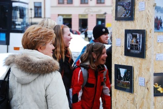 Výstava fotografií na náměstí 22.2.2010